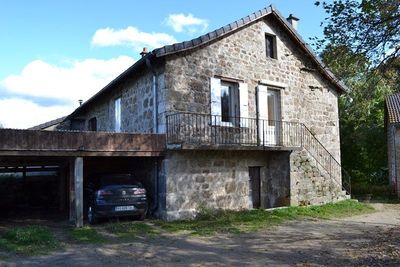 Ferme rénovée Le Chambon sur Lignon  Appartement indépendant. Nombreuses dépendances. Proche village.